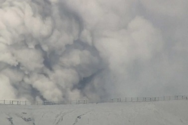 Núi lửa lớn nhất Nhật Bản phun tro bụi, du khách sơ tán khẩn cấp