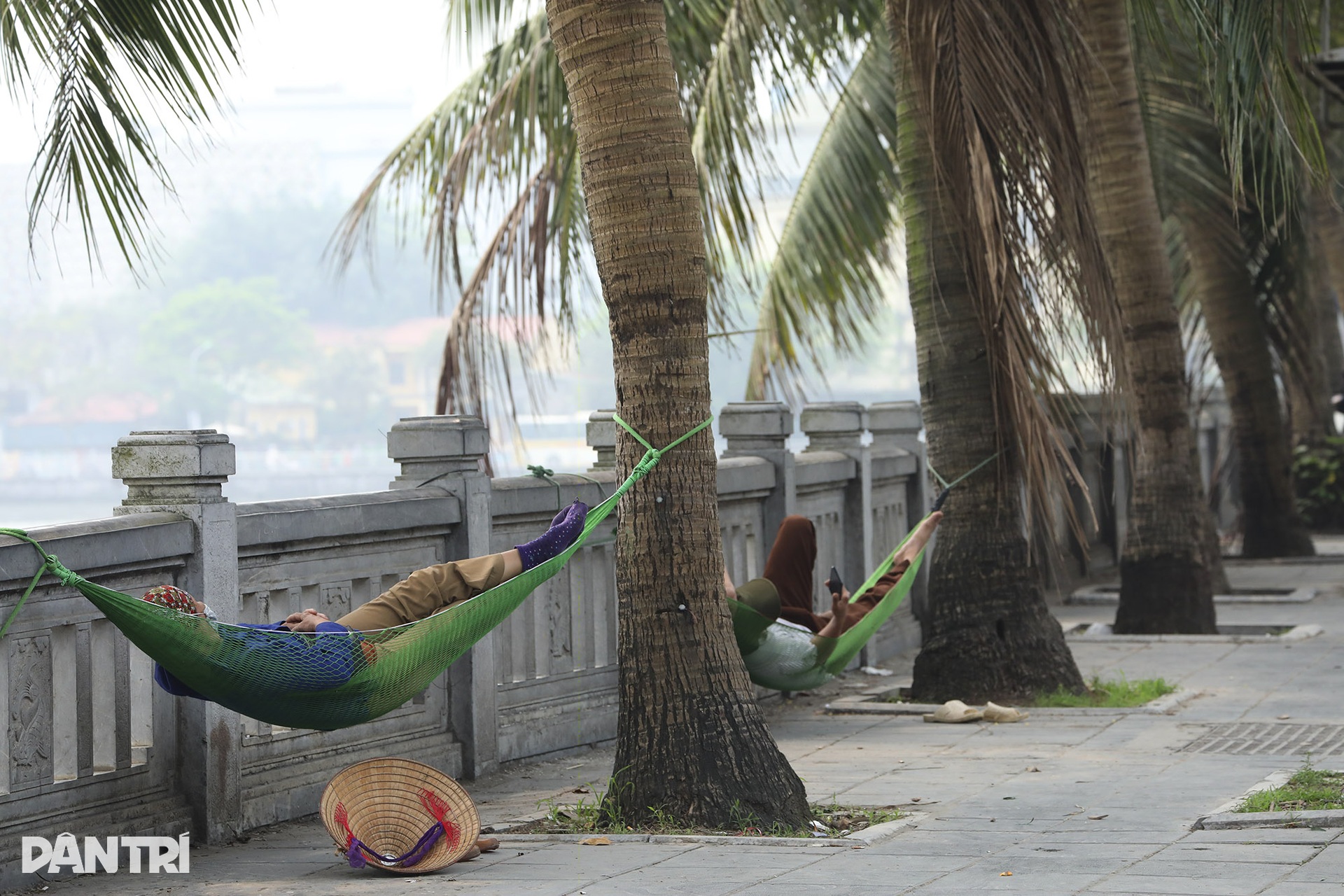 Nắng nóng đầu hè ở Hà Nội: Người dân ra đường kín mít như ninja - 12 Nắng nóng đầu hè ở Hà Nội: Người dân ra đường kín mít như ninja - 12