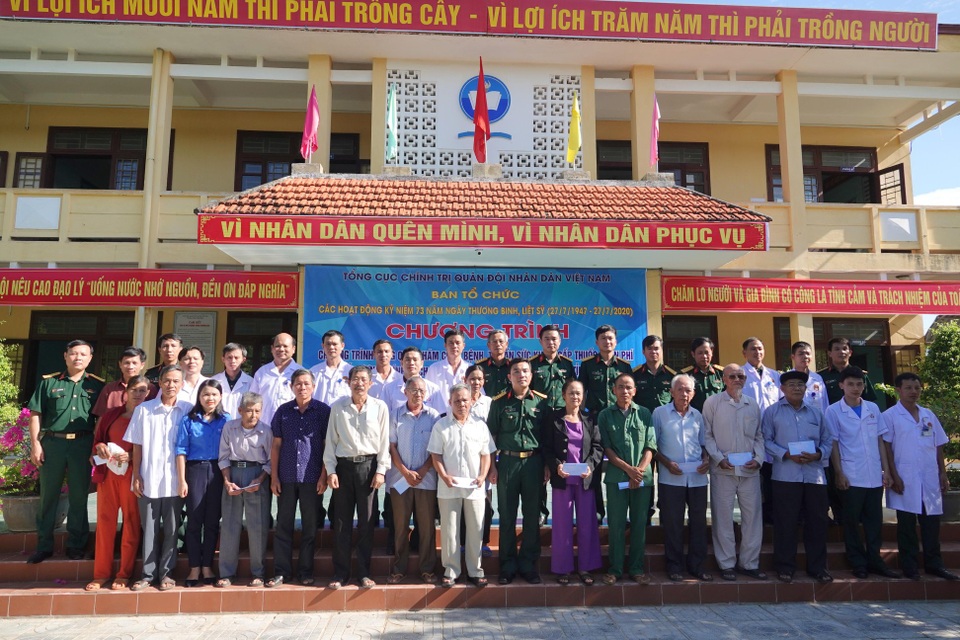 Tuổi trẻ quân đội, Tỉnh Đoàn Quảng Trị tặng quà tri ân đối tượng chính sách - 1 Tuổi trẻ quân đội, Tỉnh Đoàn Quảng Trị tặng quà tri ân đối tượng chính sách - 1