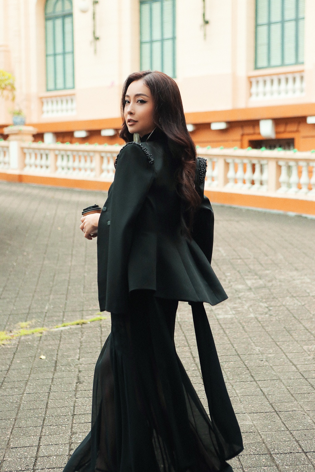 Jennifer Phạm khoe nhan sắc không tuổi với các set đồ đen trắng sành điệu - 5 Jennifer Phạm khoe nhan sắc không tuổi với các set đồ đen trắng sành điệu - 5