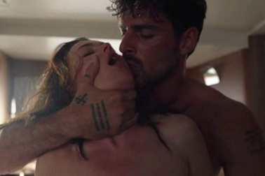 Bộ phim ngập cảnh "nóng" "365 ngày" nhận giải Mâm Xôi Vàng