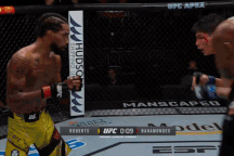 Cú đá của võ sĩ vô danh lọt top "pha knock-out hay nhất năm 2021"