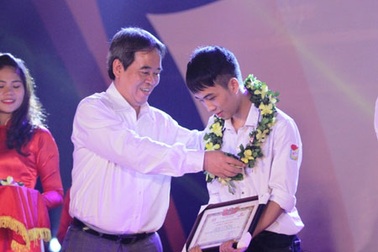 Nhà băng “tri ân” giáo viên và học sinh hàng tỷ đồng