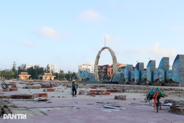 Quảng trường biển tan tác sau bão Bualoi