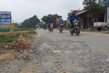 Quốc lộ xuống cấp thê thảm: Vừa thi công xong, mặt đường lại hư hỏng nặng