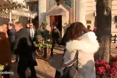 Người biểu tình "vây" xe Phó Thủ tướng Trung Quốc tới Mỹ đàm phán thương mại