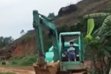Kinh hãi xem cậu bé 5 tuổi điều khiển xe múc