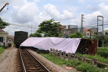 Toa tàu trật bánh lật nghiêng, đường sắt Bắc Nam tê liệt
