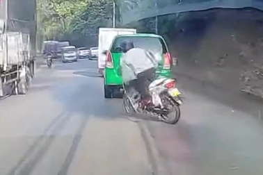 Người đi xe máy ngã lộn nhào đáng sợ vì chạy quá sát đuôi ô tô