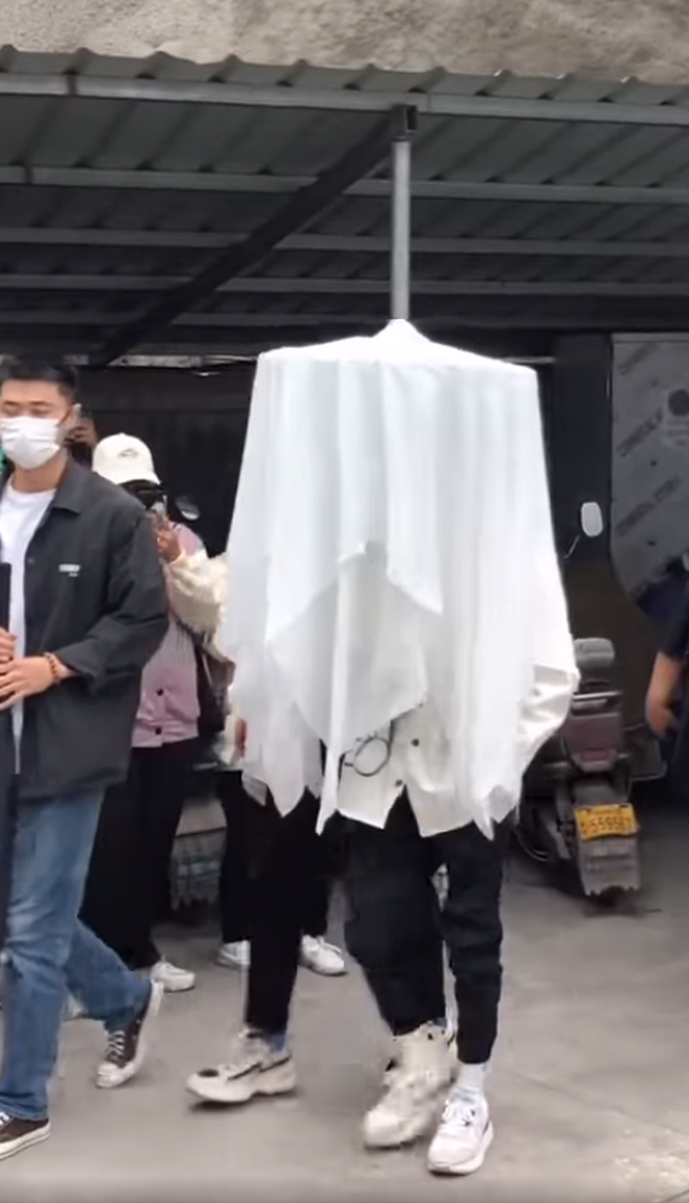 La Vân Hi trở lại phim trường sau vụ nhập viện vì bị bạn diễn đấm - 2 La Vân Hi trở lại phim trường sau vụ nhập viện vì bị bạn diễn đấm - 2