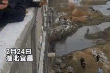 Người ở trên ném từng bó tiền xuống cầu may, người ở dưới giăng lưới... hốt