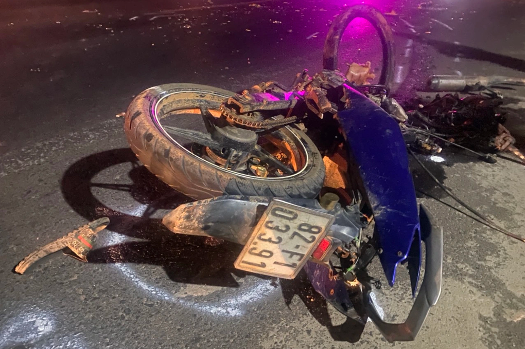 Ô tô va chạm xe máy trong đêm khiến 2 người tử vong - 1 Ô tô va chạm xe máy trong đêm khiến 2 người tử vong - 1