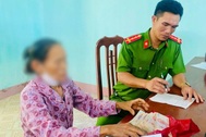 Công an thật can ngăn, người phụ nữ vẫn đòi chuyển tiền cho công an dỏm
