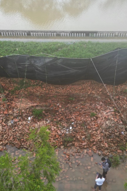 Cận cảnh đoạn tường đổ sập, cột gỗ ẩm mốc bên trong Hoàng thành Huế