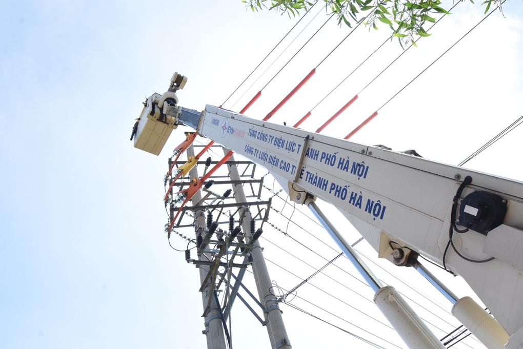 Nghề sửa điện nóng tại EVNHANOI - 2 Nghề sửa điện nóng tại EVNHANOI - 2
