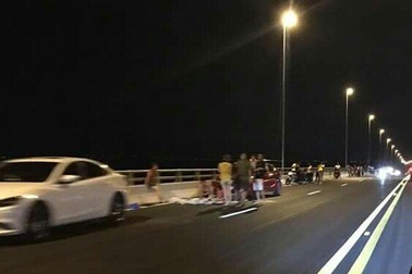 Trải chiếu ngồi nhậu trên... cầu vượt biển dài nhất Việt Nam