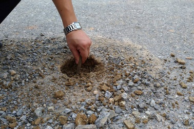 Được đầu tư hàng tỷ đồng sửa chữa, đường xuống cấp nhanh chóng