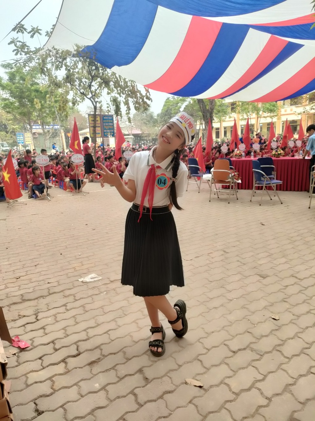 Bố là thợ điện bị ném đá, cô bé lớp 5 làm thơ thanh minh nghẹn ngào - 3 Bố là thợ điện bị ném đá, cô bé lớp 5 làm thơ thanh minh nghẹn ngào - 3