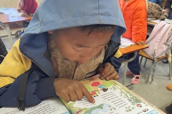 Phía sau bức ảnh bàn tay cậu bé 8 tuổi ở vùng cao khiến triệu người lay động