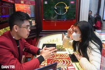 Giá vàng lập đỉnh, cô dâu chú rể "toát mồ hôi" tìm dịch vụ thuê vàng cưới