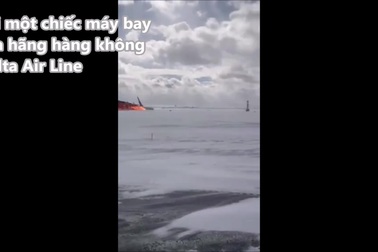 Khoảnh khắc máy bay lật ngửa và bốc cháy khi hạ cánh xuống đường băng