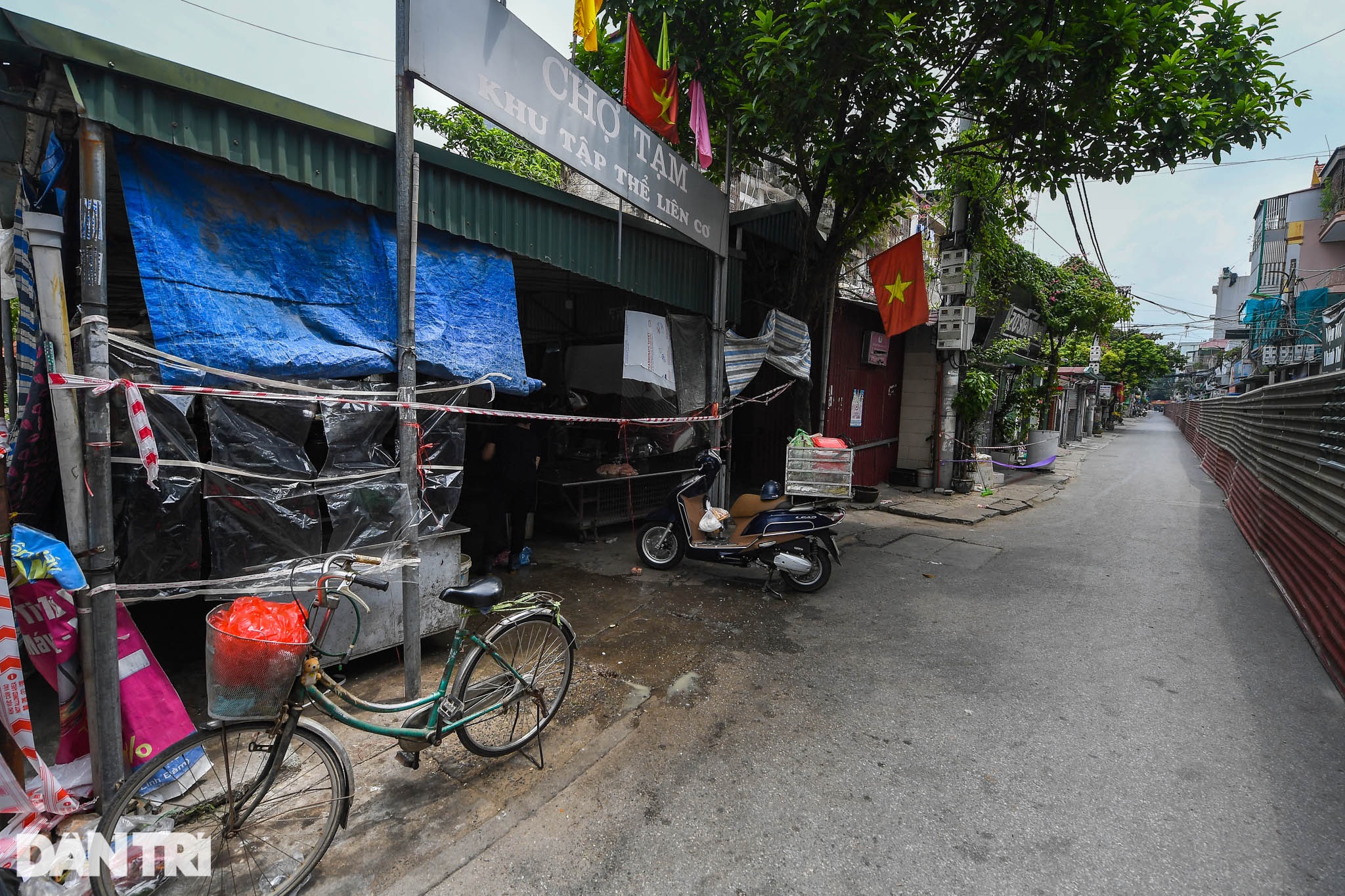Hà Nội: Dựng bức tường tôn dài 200 m chia đôi 2 quận để phòng dịch - 6 Hà Nội: Dựng bức tường tôn dài 200 m chia đôi 2 quận để phòng dịch - 6