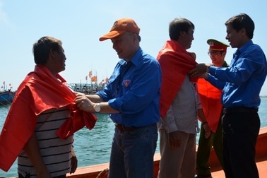 Tiếp sức ngư dân Lý Sơn bám biển Hoàng Sa