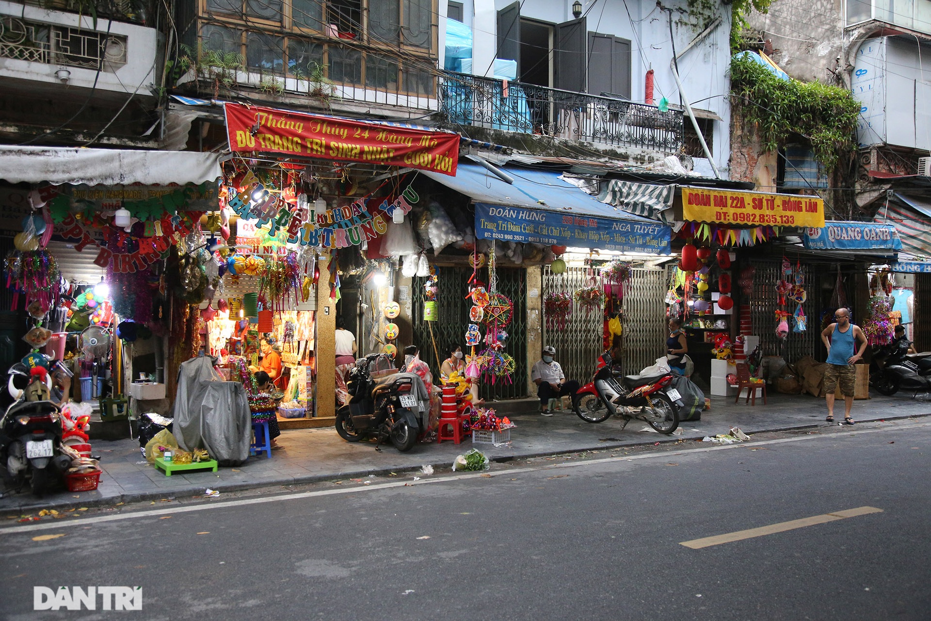 So sánh: Hình ảnh chợ trung thu vắng lặng khác biệt cảnh đông đúc mọi năm - 4