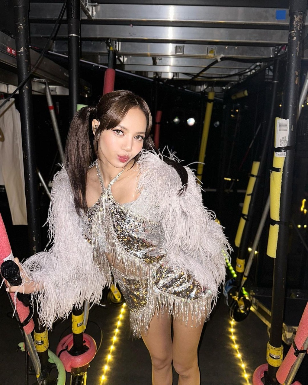 Cơn mưa tin tốt lành đến với Lisa trước khi sang Việt Nam lưu diễn - 4 Cơn mưa tin tốt lành đến với Lisa trước khi sang Việt Nam lưu diễn - 4