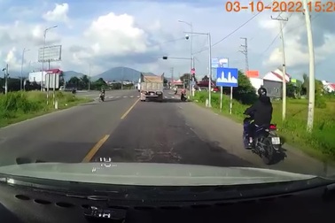 Xe máy "ú òa" xe tải, suýt gây vạ oan