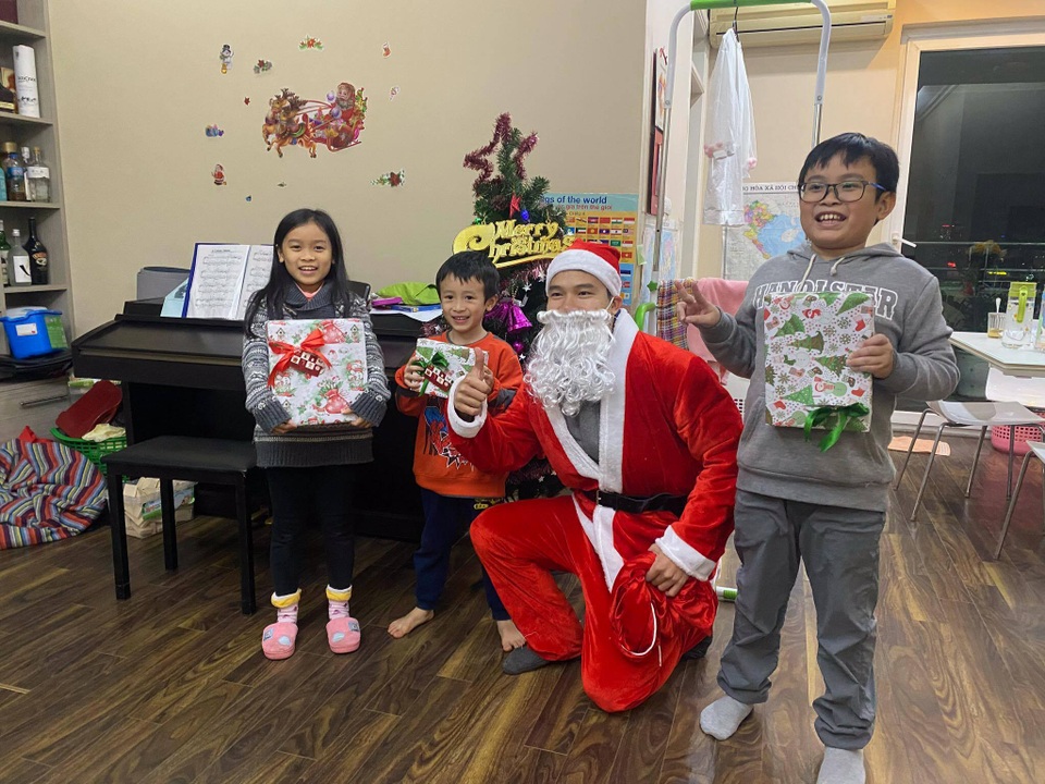 Ông già Noel tấp nập xuống phố: Mặt bịt khẩu trang, tay thu tiền triệu - 1