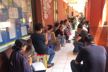 Phụ huynh trải chiếu ngủ lề đường, chờ tiếp tế đồ ăn để mua hồ sơ vào lớp 1