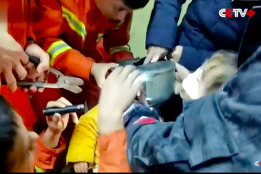 Video giải cứu bé 2 tuổi kẹt đầu trong ấm đun nước