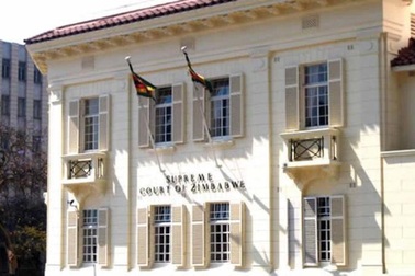 Cô gái khởi kiện bạn trai cũ vì "tội" có "cậu nhỏ" dài bất thường