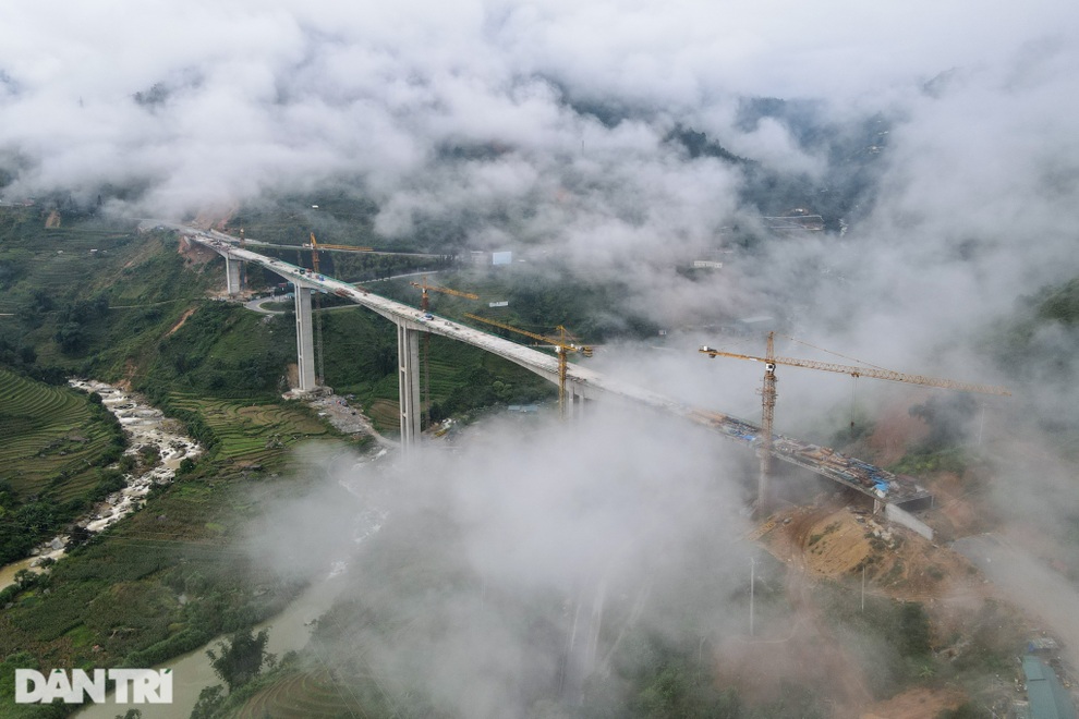Tuyến đường nối Lào Cai - Sapa hơn 2.500 tỷ đồng gấp rút hoàn thiện - 6 Tuyến đường nối Lào Cai - Sapa hơn 2.500 tỷ đồng gấp rút hoàn thiện - 6