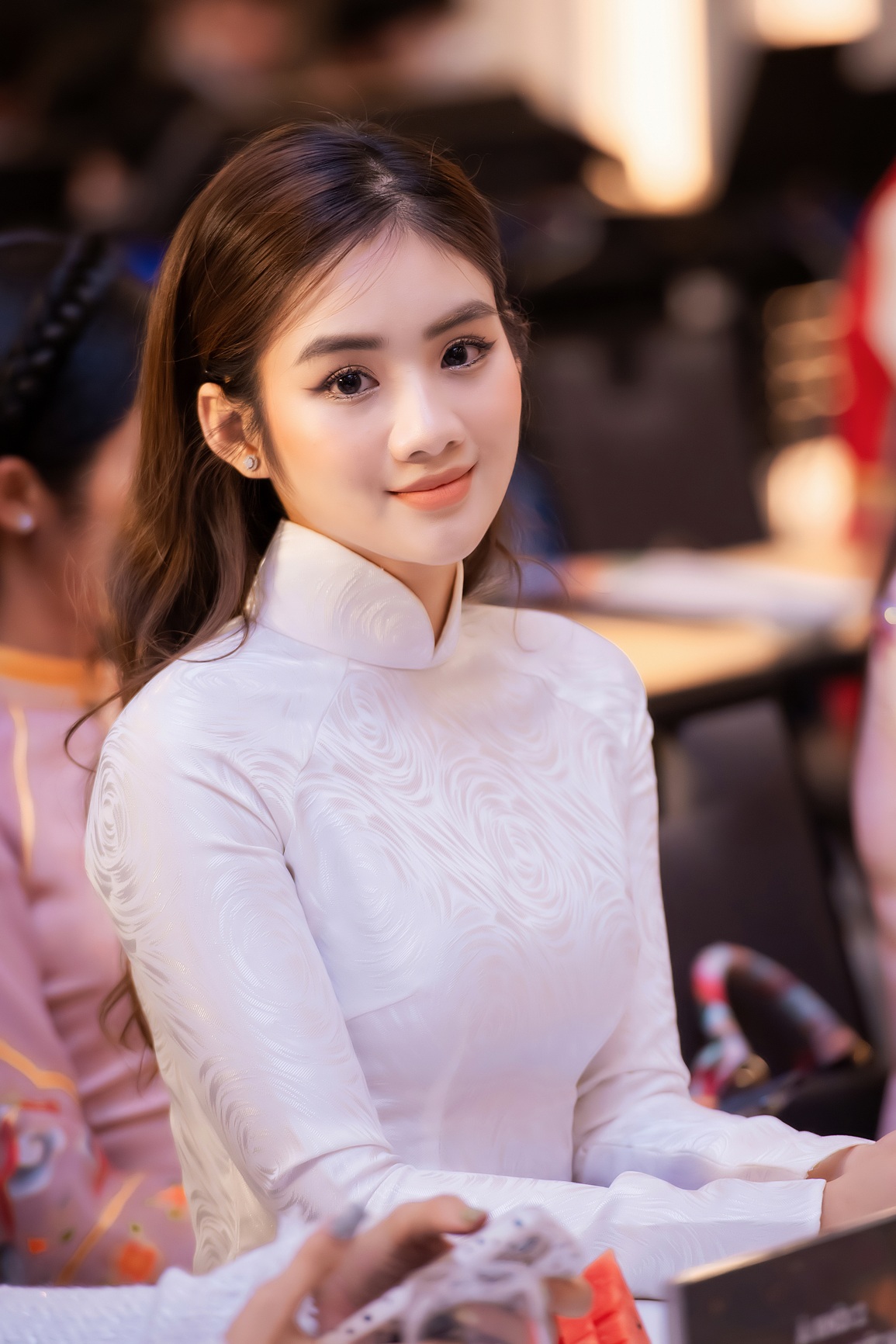 Hoa hậu Khánh Ngân, Ngọc Hân bất ngờ chọn cùng tông áo dài - 6 Hoa hậu Khánh Ngân, Ngọc Hân bất ngờ chọn cùng tông áo dài - 6