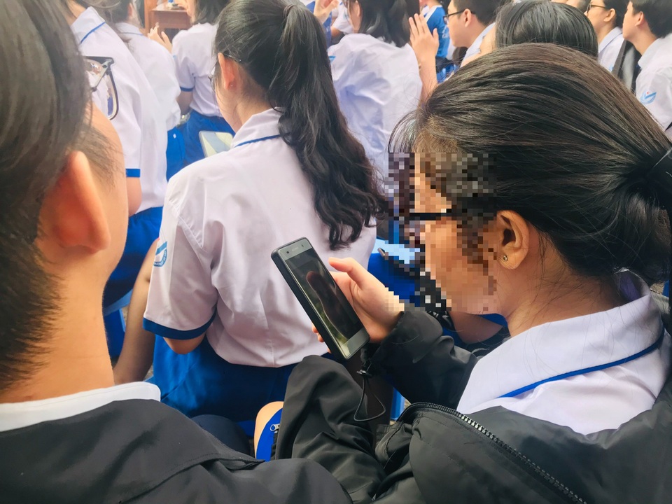 Smartphone làm tê liệt học trò - 5 Smartphone làm tê liệt học trò - 5