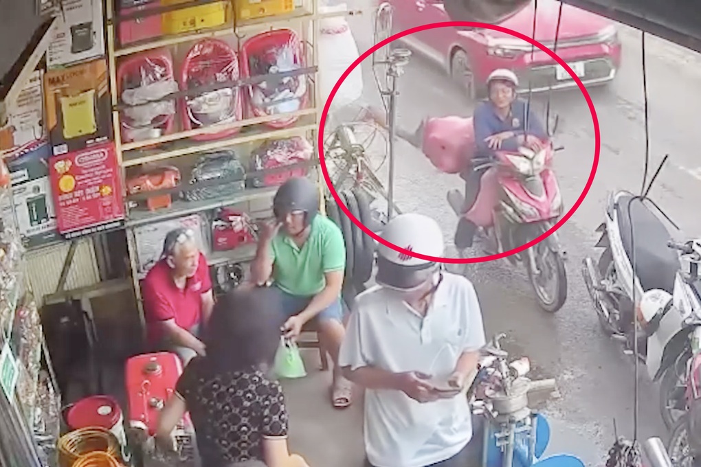 Người đàn ông bị đạp ngã xe, suýt đụng ô tô ở Tây Ninh - 1 Người đàn ông bị đạp ngã xe, suýt đụng ô tô ở Tây Ninh - 1