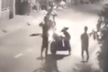 Nhóm thanh thiếu niên đánh người cướp xe máy bị camera ghi hình