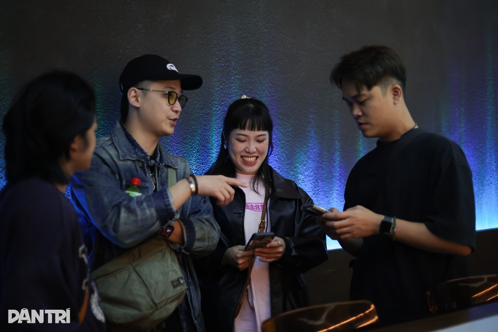 Hà Nội: Khách thích thú với ly đồ uống bay lơ lửng, có... dế mèn chiên giòn - 9 Hà Nội: Khách thích thú với ly đồ uống bay lơ lửng, có... dế mèn chiên giòn - 9