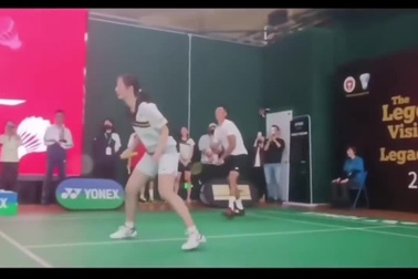 Chàng trai dùng "chiêu độc" khiến đối thủ mất điểm khi chơi cầu lông