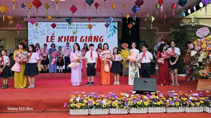 Các thầy cô giáo trong buổi khai giảng.