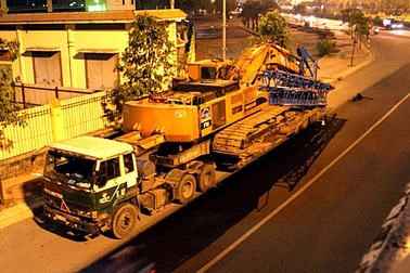 Xe quá khổ mắc kẹt dưới gầm cầu vượt