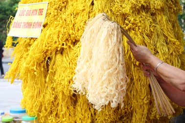 Nghệ nhân kéo thanh tre thành "bông hoa" ở phố đi bộ Hà Nội