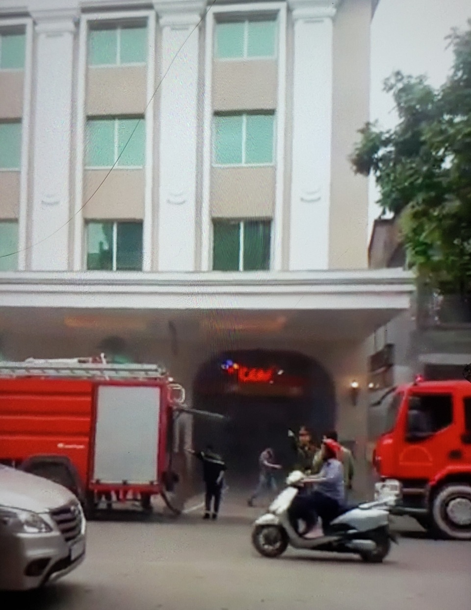 Hà Nội: Xe ô tô bốc cháy dưới tầng hầm Tràng Tiền Plaza - 2 Hà Nội: Xe ô tô bốc cháy dưới tầng hầm Tràng Tiền Plaza - 2