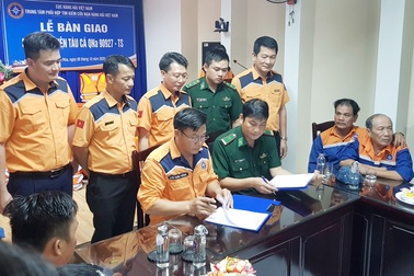 Cứu 39 ngư dân bị trôi dạt ở Trường Sa trong thời tiết xấu