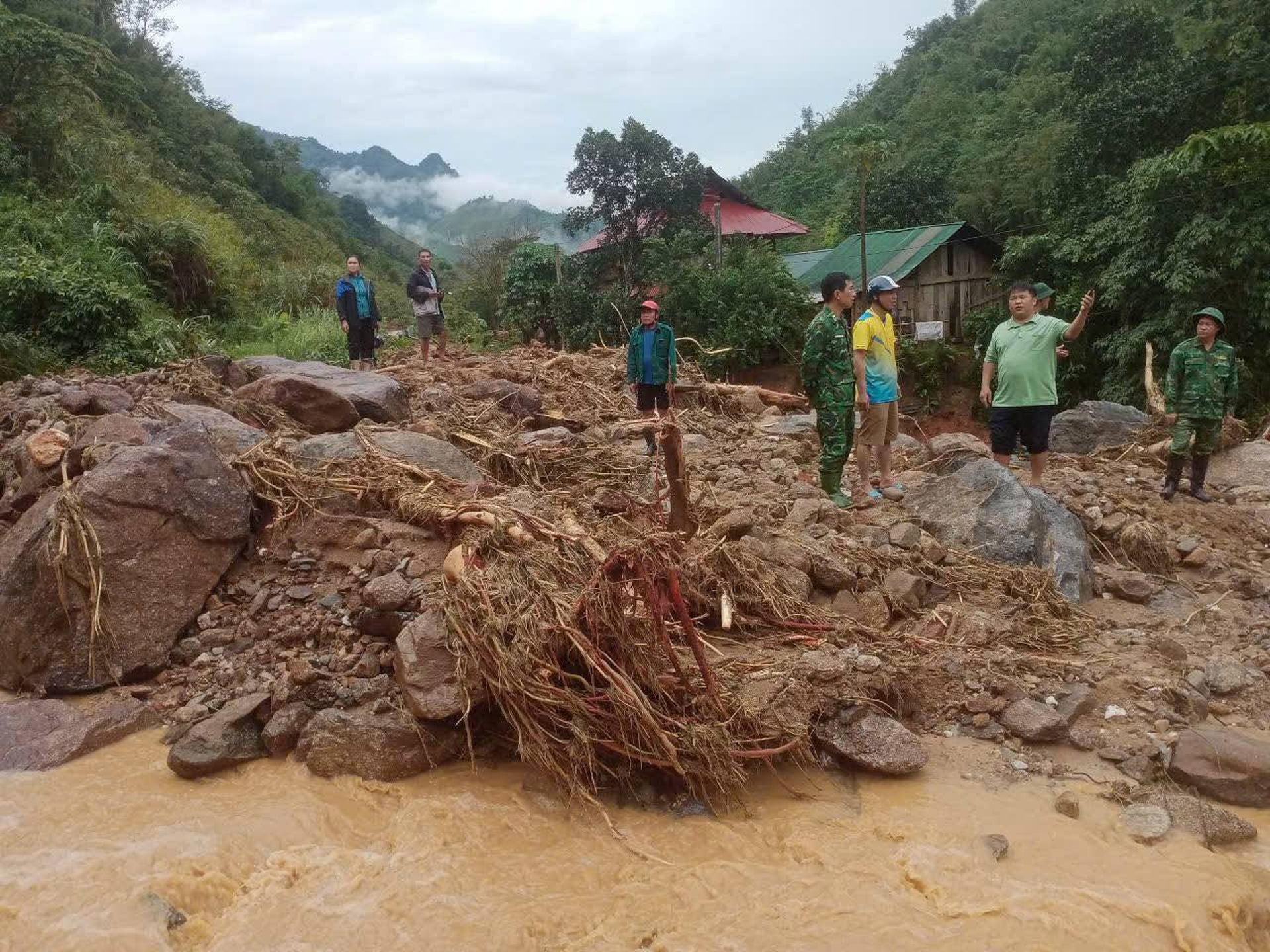 Cảnh lũ quét tan hoang ở xã biên giới Nghệ An - 8 Cảnh lũ quét tan hoang ở xã biên giới Nghệ An - 8