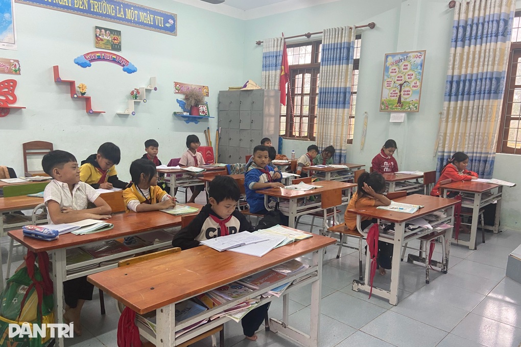 Nữ phó hiệu trưởng đến trường, lần thứ 4 phụ huynh lại đón con về - 3 Nữ phó hiệu trưởng đến trường, lần thứ 4 phụ huynh lại đón con về - 3