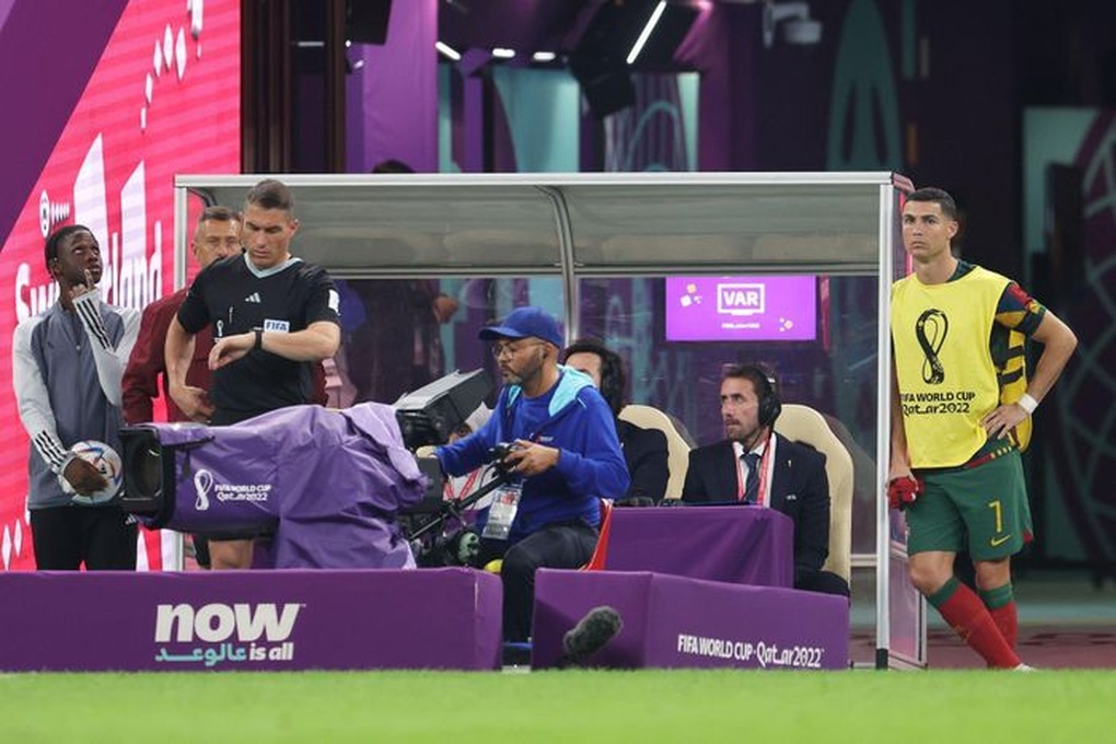 Phản ứng vô cùng đáng trách của C.Ronaldo khi Bồ Đào Nha chiến thắng - 9 Phản ứng vô cùng đáng trách của C.Ronaldo khi Bồ Đào Nha chiến thắng - 9