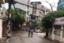 Hà Nội: Phong tỏa một đoạn phố để bắt 3 con chó dữ thả rông không rọ mõm